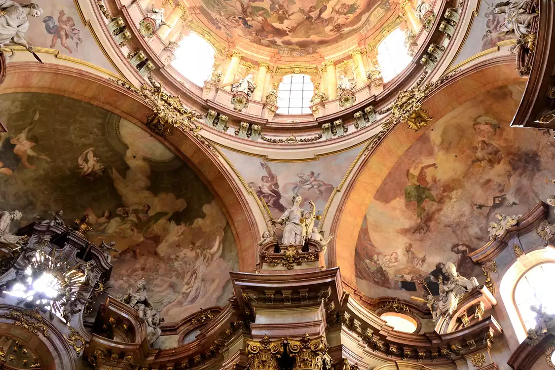 Trompette sous le dôme de l'église - aperçu de l'image