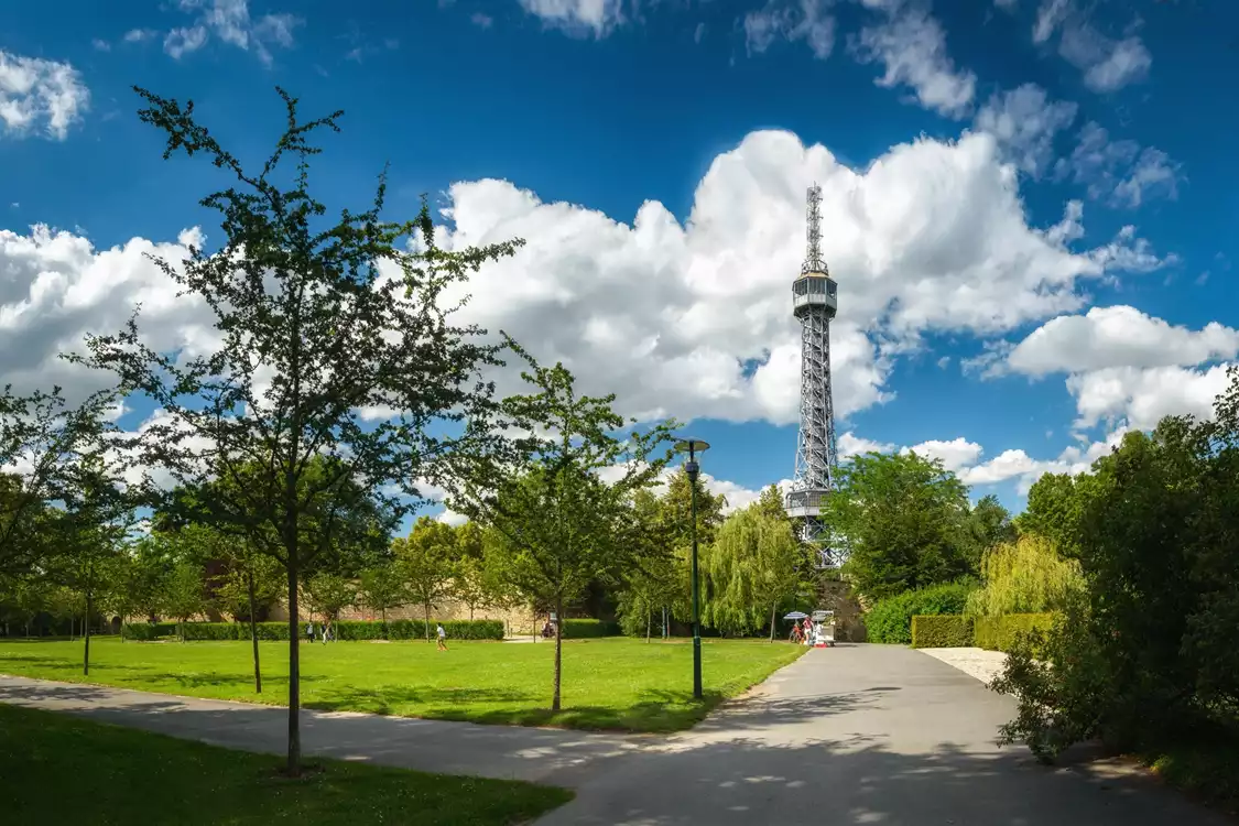 Petřín-Aussichtsturm in Prag – Eintritt ohne Anstehen mit Aufzug - preview image