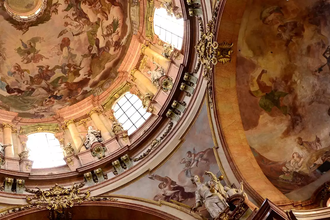 Trompette sous le dôme de l'église - aperçu de l'image